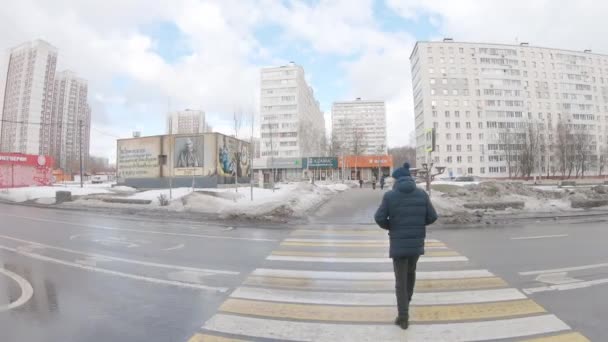 Rue Leskov avec un panneau avec un portrait de Leskov — Video