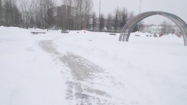 Moskova 'nın Yuzhnoye Butovo kentindeki bir yerleşim bölgesinde şiddetli bir kar yağışı sonrasında parkta yollar temizlendi.