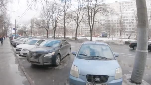 Leskov Street et voitures garées et trottoir dégagé après de fortes chutes de neige — Video