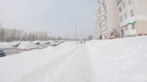 Trecerea pietonală în apropierea stației de metrou Gorchakova Street, după ninsoare abundentă — Videoclip de stoc