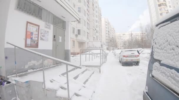 Pěší stezky po silném sněžení v blízkosti obytných budov mikrodistriktu — Stock video