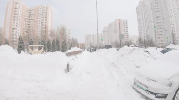 Schneebedeckte Fußgängerstraße nach heftigen Schneefällen in einem Wohngebiet von Moskau Juschnoje Butowo — Stockvideo