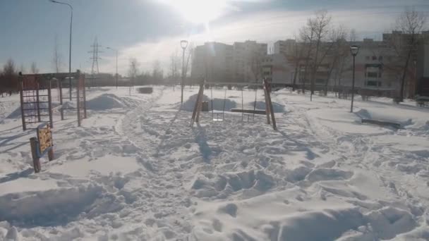 Children s playground in a park after a heavy snowfall in a residential area of Moscow Yuzhnoye Butovo — Stock Video