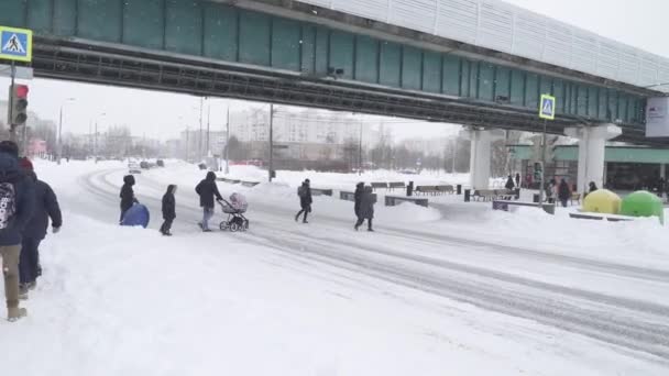 Trecerea pietonală în apropierea stației de metrou Gorchakova Street, după ninsoare abundentă — Videoclip de stoc