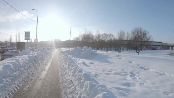 Καθαρισμένα μονοπάτια σε ένα πάρκο μετά από μια βαριά χιονόπτωση σε μια κατοικημένη περιοχή της πόλης της Μόσχας Yuzhnoye Butovo — Αρχείο Βίντεο