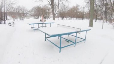 Yuzhnoye Butovo yerleşim bölgesinde yoğun kar yağışı sonrasında spor sahası