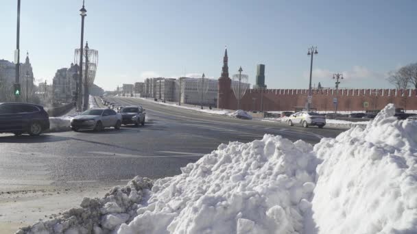 Vista da Ponte Moskvoretsky Bolshoi após uma forte queda de neve do lado do Parque Zaryadye — Vídeo de Stock