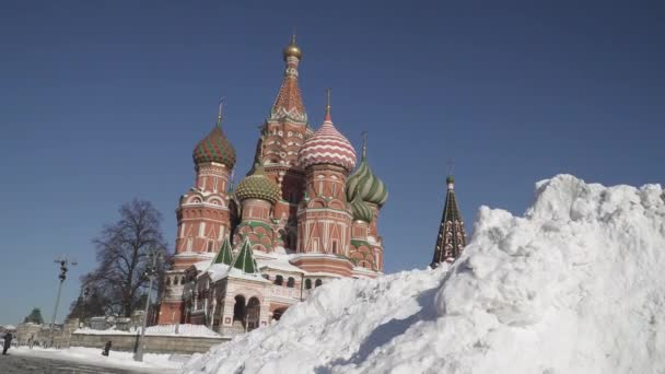 Zicht op de St. Basiliuskathedraal en het Kremlin na zware sneeuwval vanaf de zijkant van het Zaryadye Park — Stockvideo