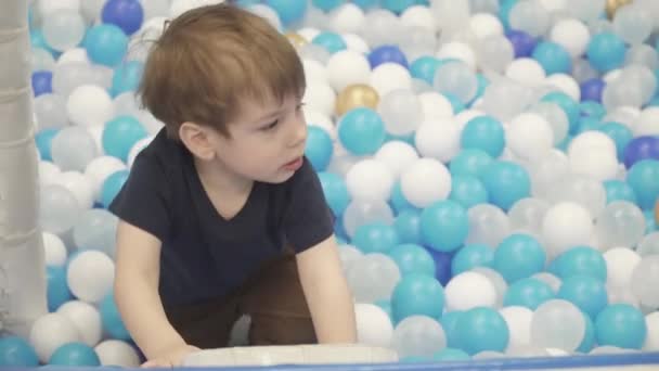 Enfant dans la piscine avec ballons — Video