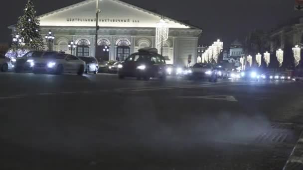 Neujahrs- und Weihnachtsbeleuchtung und Straßendekoration in der Nähe der Zentralen Ausstellungshalle. Dampf aus der U-Bahn — Stockvideo