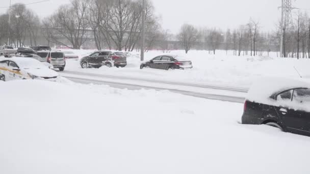 Cars covered with snow — Stock Video