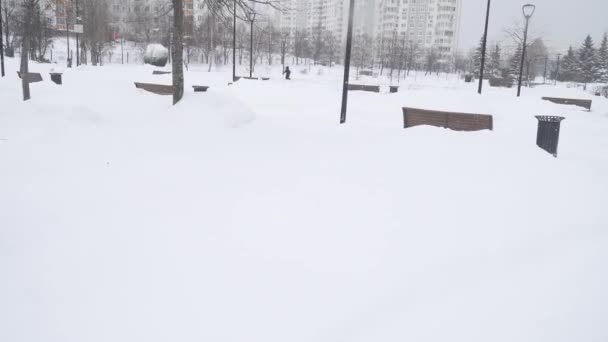 Sentieri puliti in un parco dopo una forte nevicata in una zona residenziale della città di Mosca Yuzhnoye Butovo — Video Stock