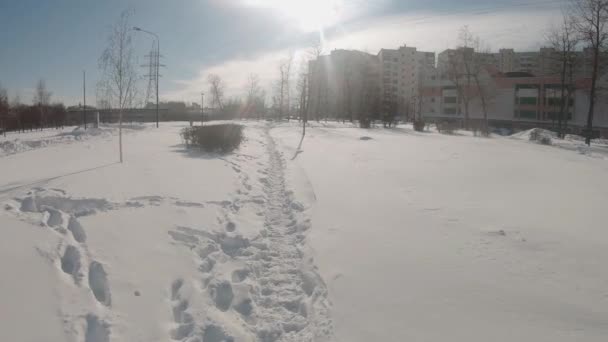 Schneebedeckte Fußgängerstraße nach heftigen Schneefällen in einem Wohngebiet von Moskau Juschnoje Butowo — Stockvideo