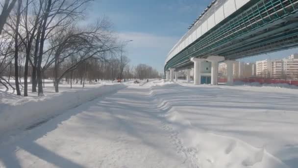 A line of an overground metro in a park after a heavy snowfall in a residential area of Moscow Yuzhnoye Butovo — Stock Video