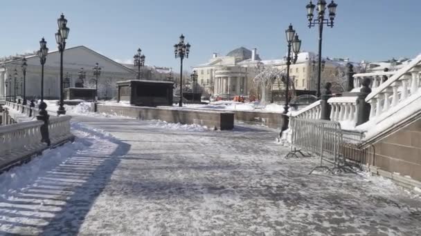 A área em frente a restaurantes de fast food na Praça Manezhnaya após uma forte queda de neve — Vídeo de Stock