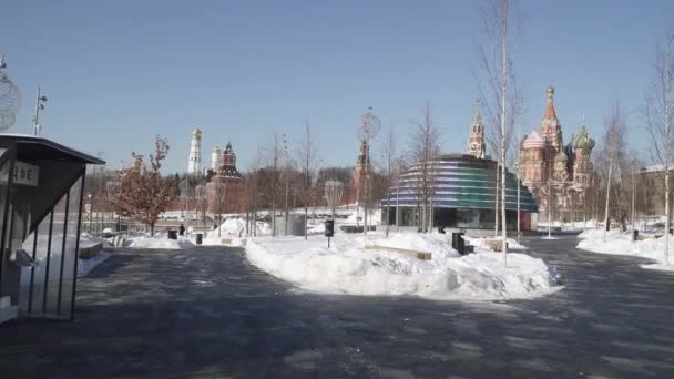 Blick auf die Basilius-Kathedrale und den Kreml nach heftigen Schneefällen von der Seite des Zaryadye-Parks — Stockvideo