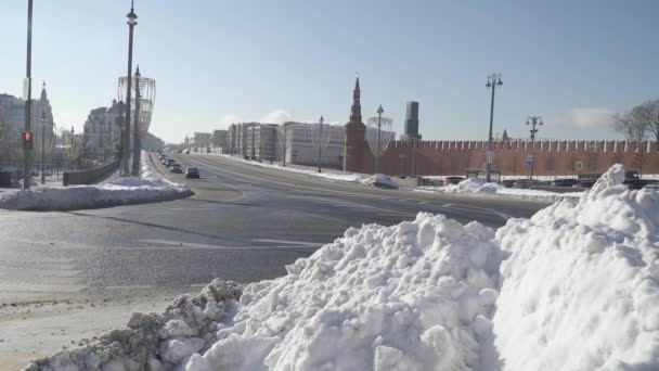 ザリアディ公園側からの豪雪後のボリショイ・モスコヴォレツキー橋の眺め — ストック動画