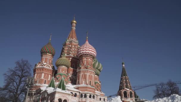 Zicht op de St. Basiliuskathedraal en het Kremlin na zware sneeuwval vanaf de zijkant van het Zaryadye Park — Stockvideo