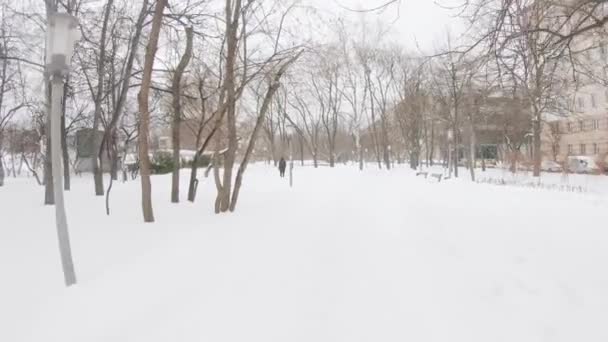 Sentieri puliti in un parco dopo una forte nevicata in una zona residenziale della città di Mosca Yuzhnoye Butovo — Video Stock