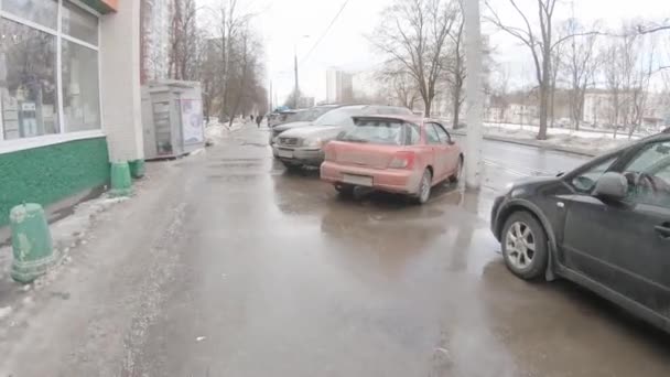 Leskov Street et voitures garées et trottoir dégagé après de fortes chutes de neige — Video