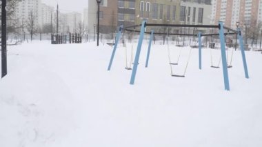Moskova 'nın Yuzhnoye Butovo bölgesindeki yoğun kar yağışı sonrasında parktaki çocuk parkı