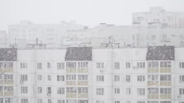 Arkaplanda büyük bir kar var