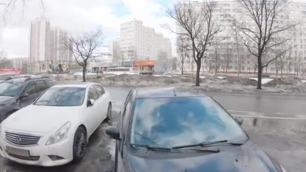 Leskov Street et voitures garées et trottoir dégagé après de fortes chutes de neige — Video