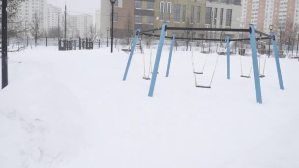 Plac zabaw dla dzieci w parku po obfitych opadach śniegu w dzielnicy mieszkalnej Moskwy Yuzhnoye Butovo — Wideo stockowe