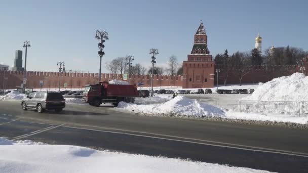 Vista da Catedral de São Basílio e do Kremlin após forte nevasca do lado do Parque Zaryadye — Vídeo de Stock