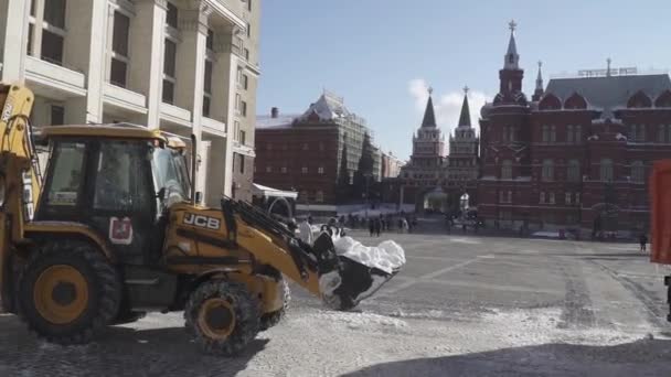 Retiro de nieve por los trabajadores y un tractor en la plaza Manezhnaya después de una fuerte nevada — Vídeo de stock