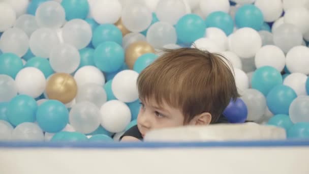 Kind im Pool mit Luftballons — Stockvideo