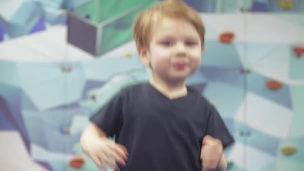 Kind auf Trampolin in Freizeitpark — Stockvideo