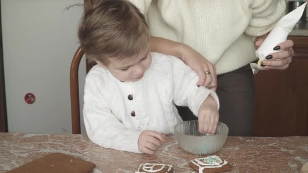 Chłopiec w kuchni sortuje — Wideo stockowe