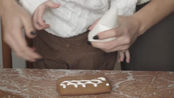 Garçon dans la cuisine sortes — Video