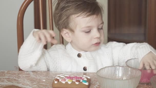 Chico en la cocina tipos — Vídeos de Stock