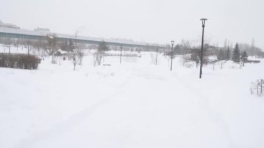 Moskova 'nın Yuzhnoye Butovo kentindeki bir yerleşim bölgesinde şiddetli bir kar yağışı sonrasında parkta yollar temizlendi.