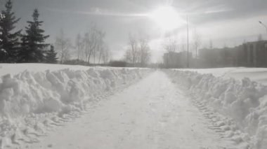 Moskova 'nın Yuzhnoye Butovo kentindeki bir yerleşim bölgesinde şiddetli bir kar yağışı sonrasında parkta yollar temizlendi.