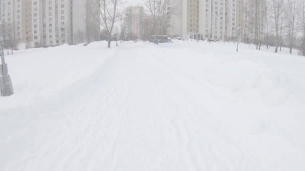 Очищенные дорожки в парке после сильного снегопада в жилом районе города Москвы Южное Бутово — стоковое видео