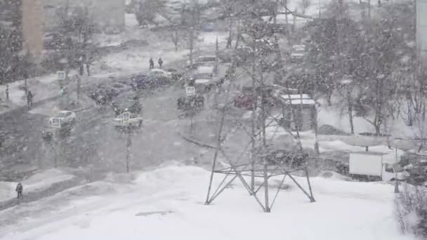 Salju besar di latar belakang persimpangan yang sibuk di Jalan Gorchakov dan Jalan Akademik Lazarev di Moskow — Stok Video