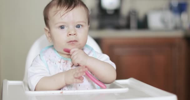 Bebê menino comer purê de groselha — Vídeo de Stock