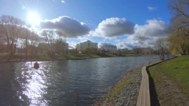 Göletin kıyısındaki tahta yol.