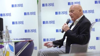 Vladimir Pozner kitabın sunumunda