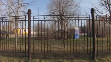 Şehir parkında demir çit
