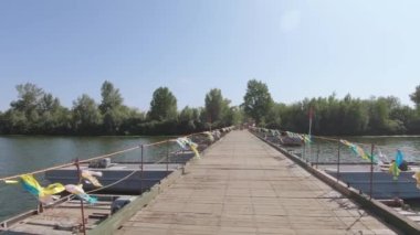 Pantone köprüsü nehrin üzerinde