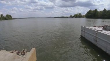 Pantone köprüsü nehrin üzerinde