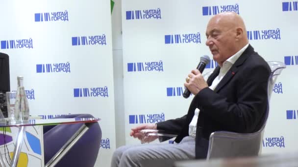 Vladimir Pozner under presentasjonen av boken – stockvideo