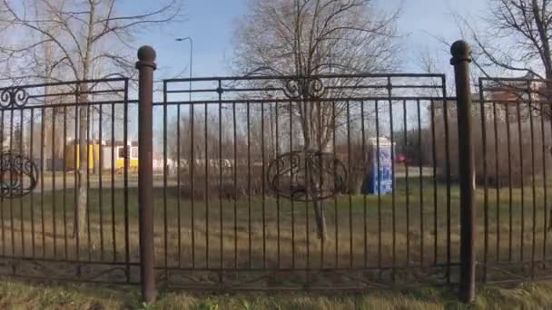 Cerca de ferro em um parque da cidade — Vídeo de Stock