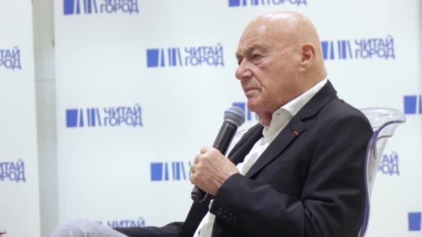 Vladimir Pozner bei der Vorstellung des Buches — Stockvideo