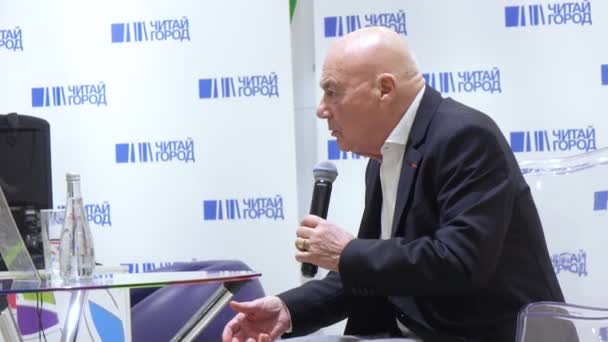 Vladimir Pozner na apresentação do livro — Vídeo de Stock