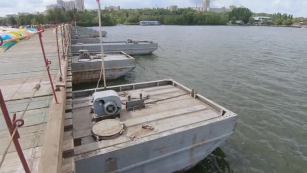 Пантонський міст через річку — стокове відео